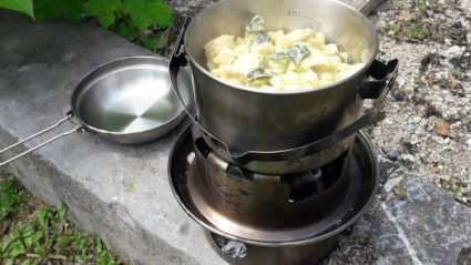 Ensemble de casserole et de poêle de camping avec mini équipement de  cuisine de poêle de randonnée pour la randonnée en plein air feu de camp  orange